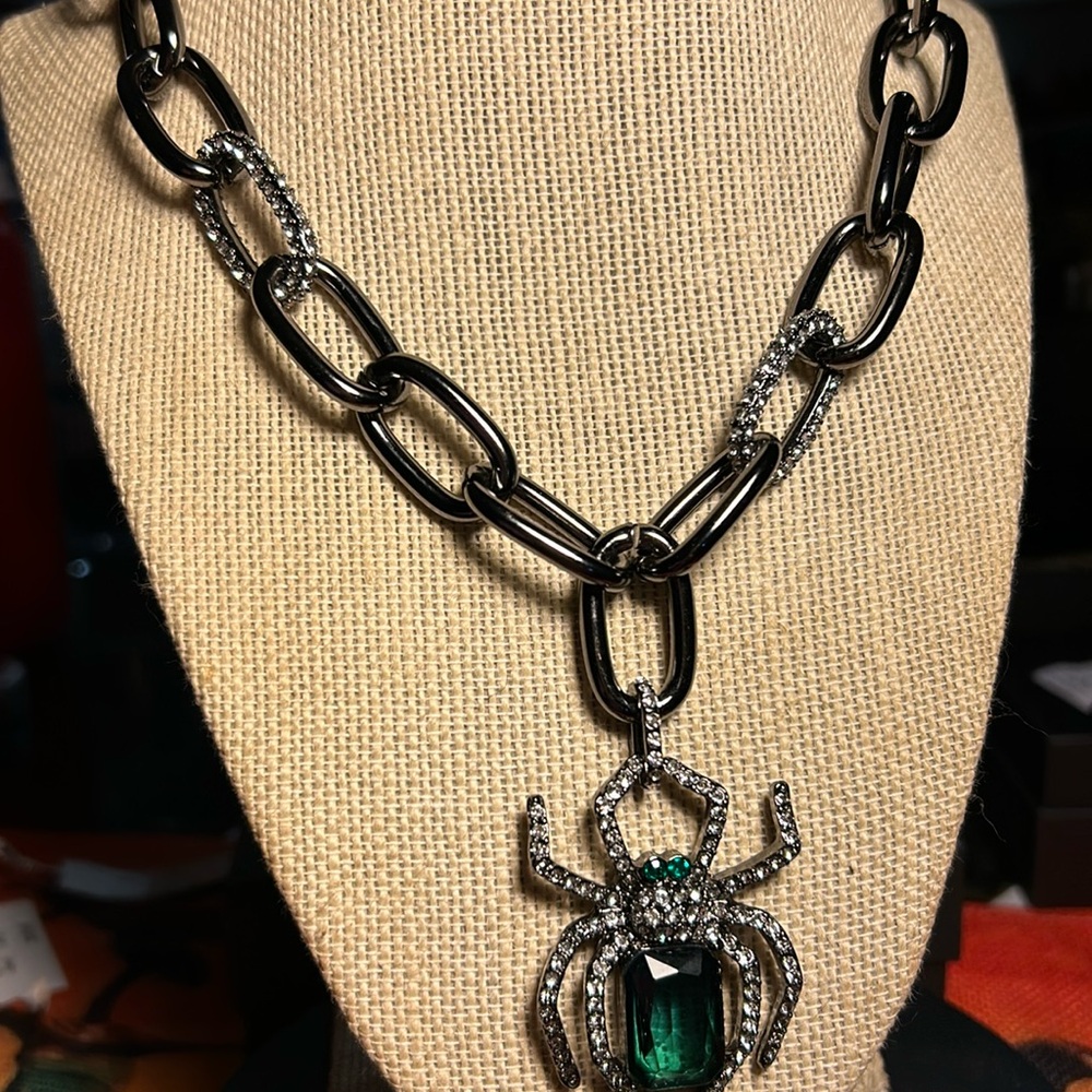 Betsey Johnson Emerald looking Spider with Link Chain.🎃🎃🎃🕷️🕷️